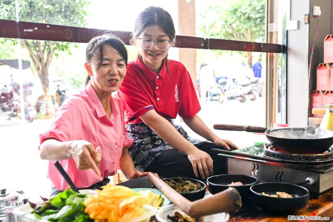 全网追的“扁担女孩”，找了一份暑假工，时薪12元 - 焦作生活资讯 - 焦作28生活网 jiaozuo.28life.com